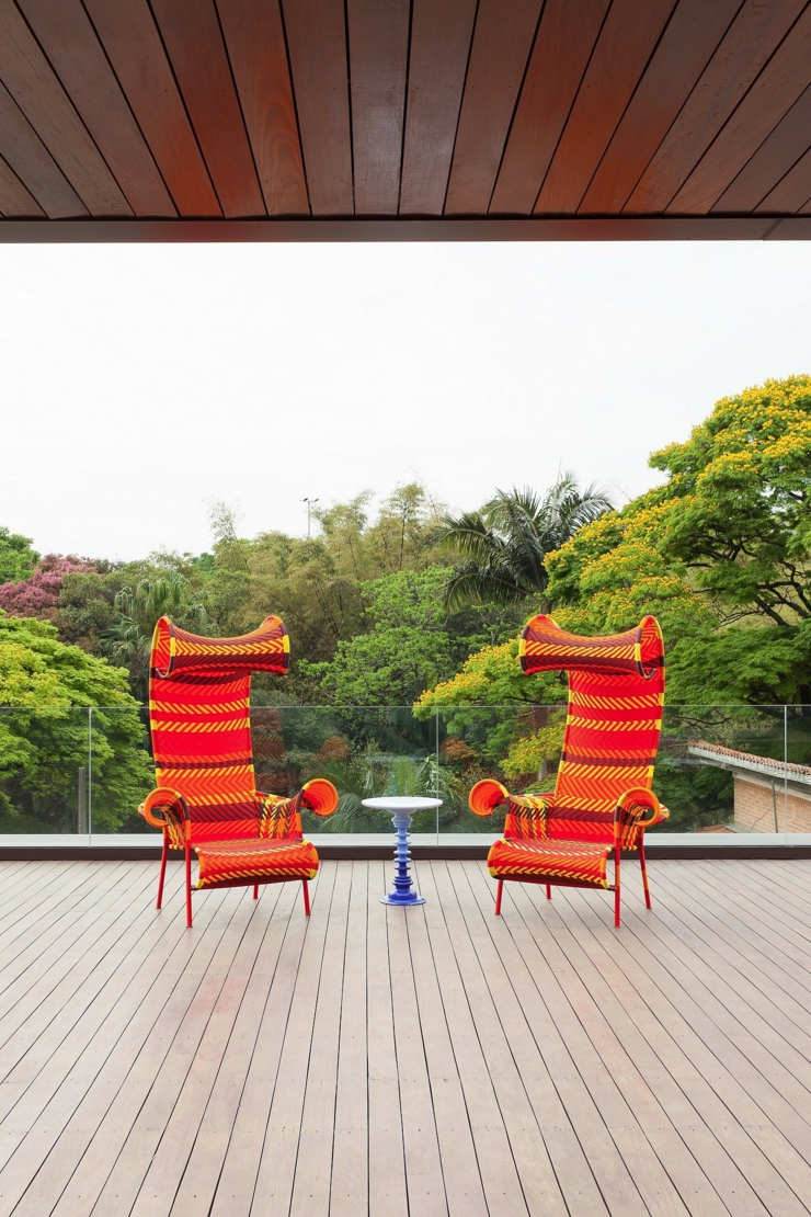 Un balcon à l’étage aux fauteuils déco ethno originale maison design original moderne