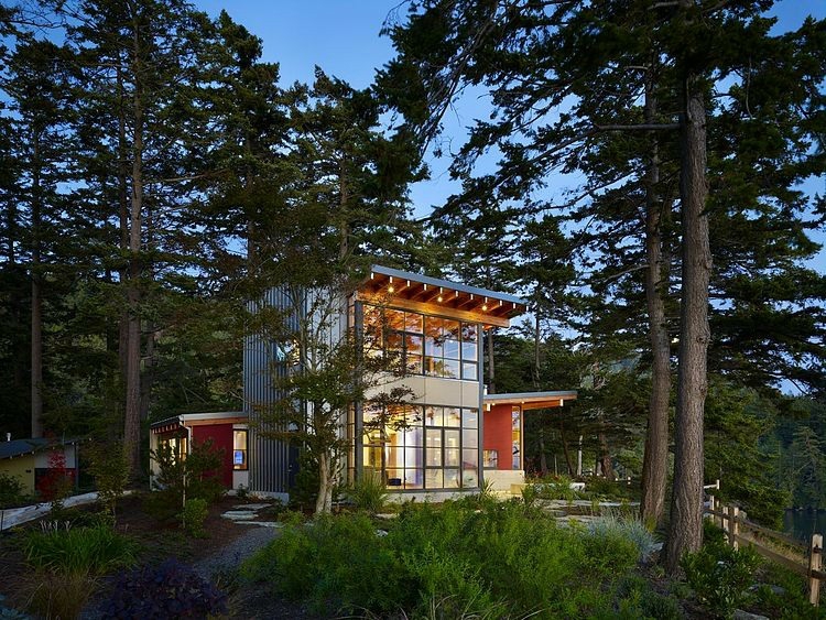 La maison en bois vue générale superbe maison de vacances en bois au bord d'un lac