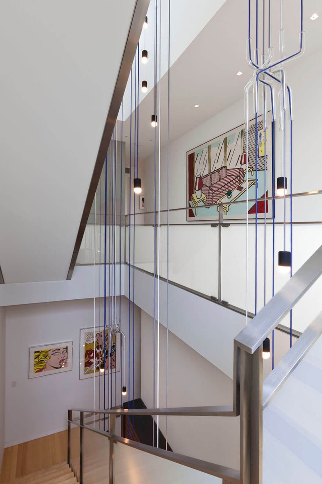Eclairage naturel par la fenêtre centrale au toit escalier intérieur maison en bois familiale luxe