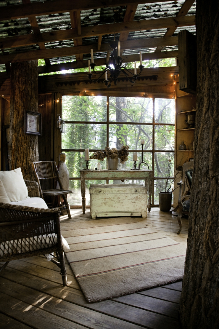 rustique maison en bois dans les arbres
