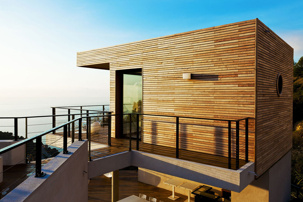 Construction contemporaine où le bois et le métal sont des éléments clés architecture contemporaine originale villa de luxe monaco