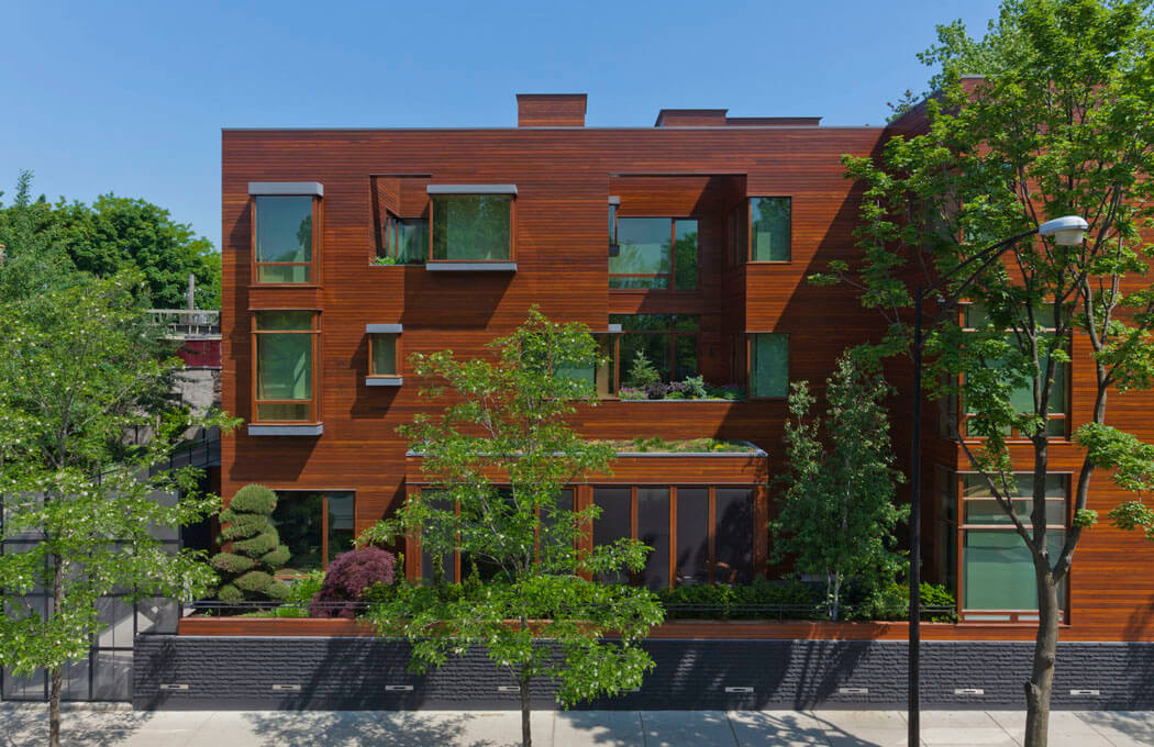 La maison en bois et ses multiples terrasses vertes architecture respectueuse résidence écologique familiale