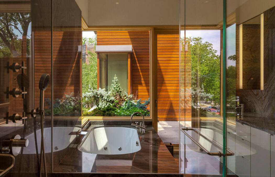 Salle de bains donnant sur une des terrasses verte de la maison en bois salle de bains design luxe éco bois