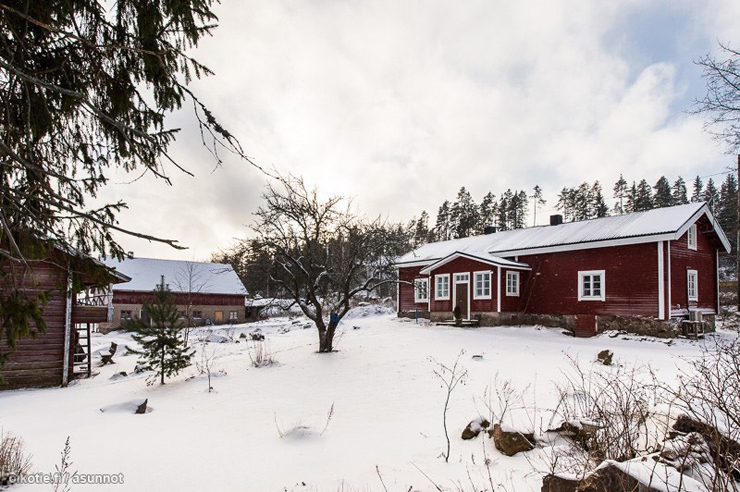 La maison en rondins au cœur de la campagne finlandaise vue depuis l’extérieur Maison de campagne finlandaise en rondins