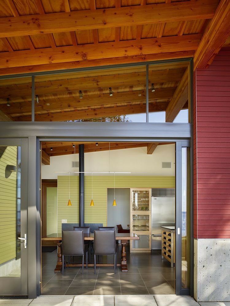 Bois et verre pour un aspect moderne poutres apparentes déco rustique unique maison en bois