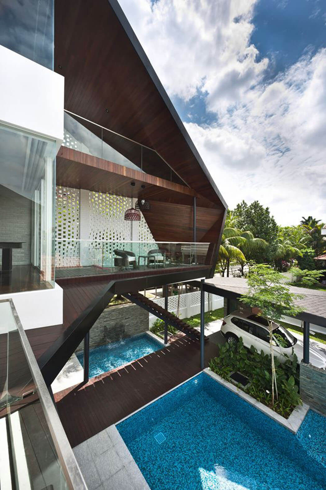 Une extension en bois a été ajoutée à la rénovation de cette résidence familiale citadine extérieur maison familiale singapour architecture