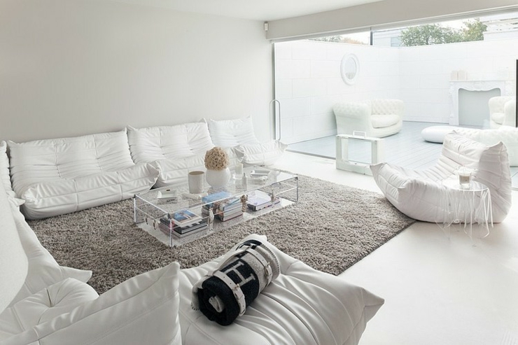 Séjour et terrasse aménagement intérieur en blanc séjour assises canapé blanc