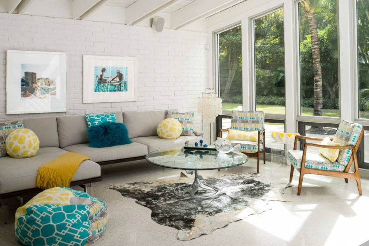Séjour en beige aux touches déco en turquoise et jaune séjour design baies vitrées