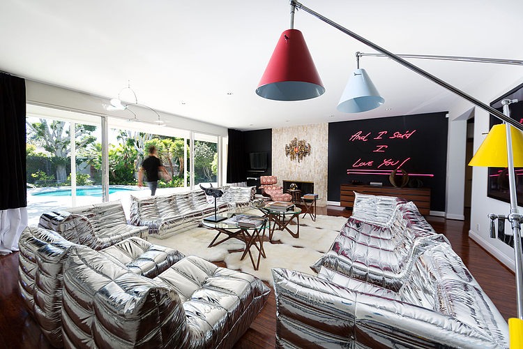Salon original en alu brillant et lampadaires de couleurs vives beverly hills maison ultra moderne design