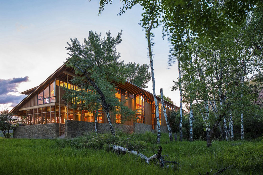 Spacieuse et moderne maison en bois offrant un cadre luxueux de vacances résidence secondaire montagne vue
