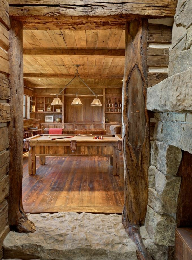 Le couloir qui mène vers la salle de jeux de cette maison rustique intérieur rustique bois