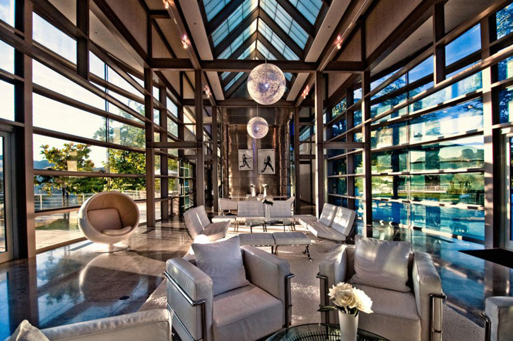 Le séjour principal de cette jolie maison contemporaine située à Malibu séjour moderne maison contemporaine