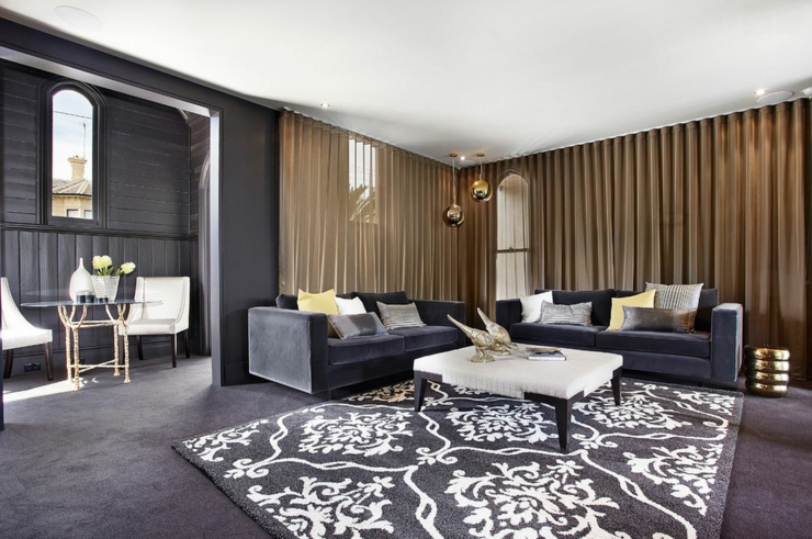 Joli salon dans les couleurs sombres de la résidence additionnelle séjour maison d'amis design moderne