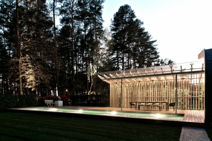 La piscine extérieure de cette maison plain-pied surmonté par une pergola en bois maison plain-pied original en bois
