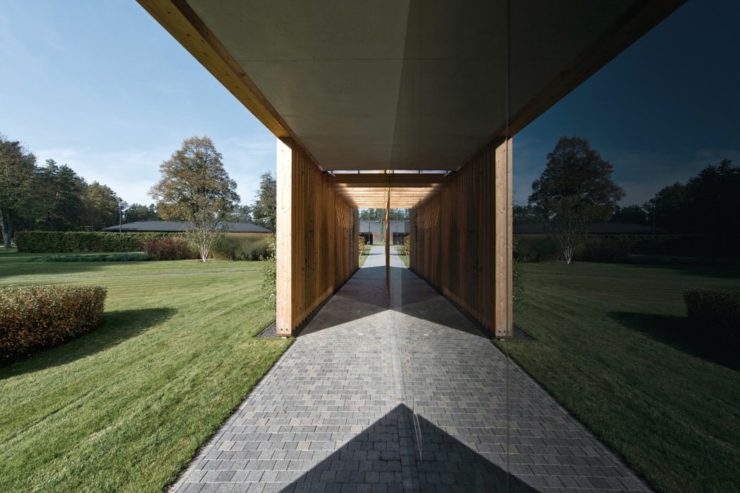 Chemins en pavés tout autour de la maison plain-pied faits couloir bandes de propreté maison d'archi en bois