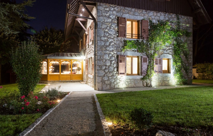 Belle maison rénovée au cœur d’un parc arboré classé véranda agrandissement maison rustique