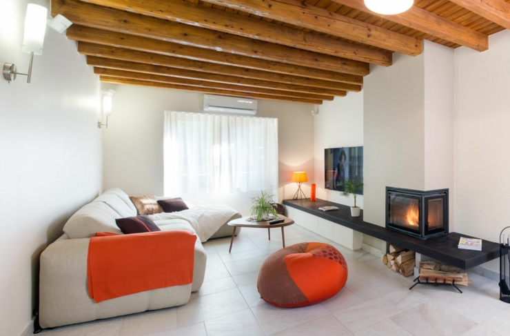 Poutres apparentes en bois massif pour un décor accueillant maison rustique rénovée Savoie