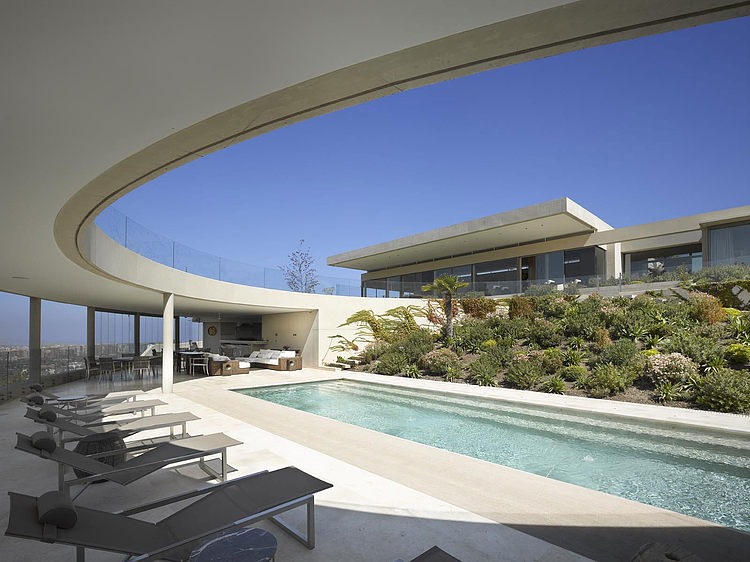 Piscine et terrasse dans la maison d’architecte piscine terrasse outdoor contemporain