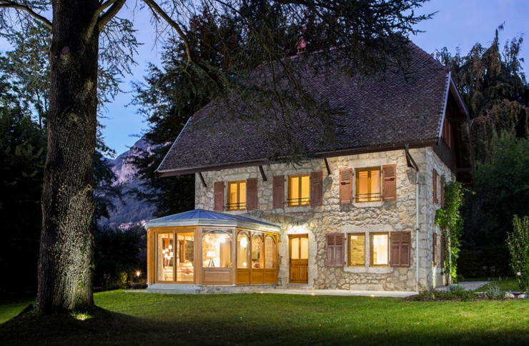 Maison rénovée au bord d’un lac à l’architecture typique conservée résidence familiale rustique savoie
