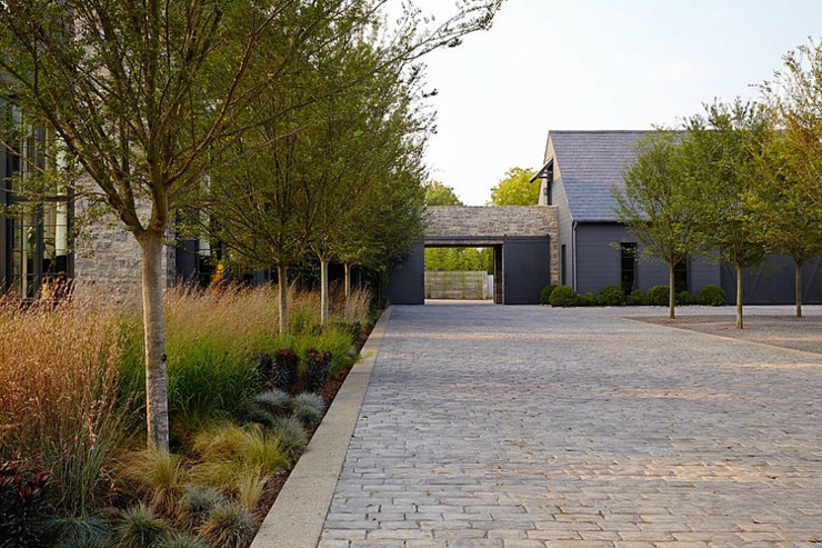 Chemins en pavés et murs en pierres pour un décor de classe chemin pavés espaces extérieurs maison de charme