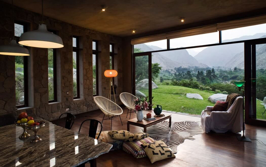 Un superbe panorama à découvrir depuis la baie vitrée de la partie supérieure de la maison rustique vue sur montagne maison secondaire de vacances