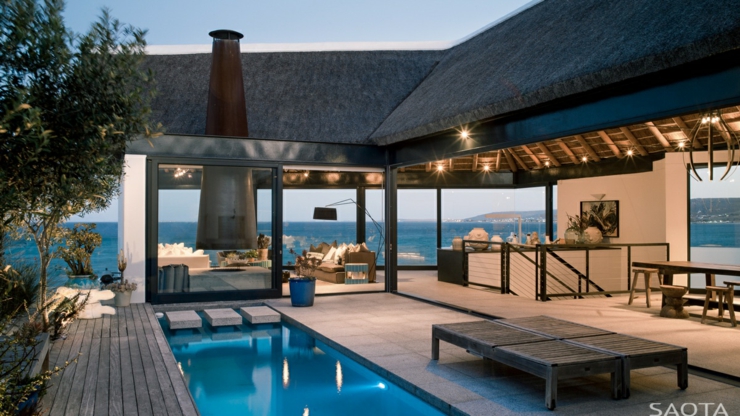 Terrasse à la piscine ouverte sur l’étage de cette ville luxueuse villa de vacances à deux niveaux