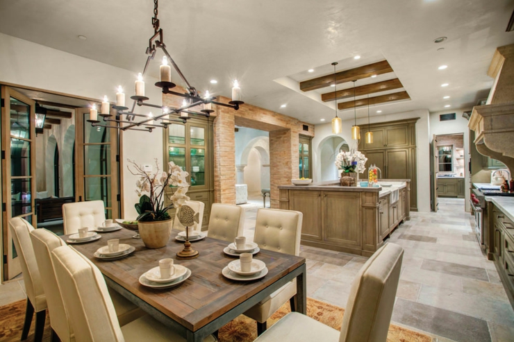 Grande cuisine chic avec table de repas quotidiens influence rustique cuisine moderne luxe