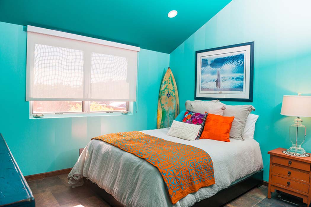 Petite chambre à coucher à la décoration intérieure dans les tons pétillants et juvéniles déco jeune surfeur maison de plage