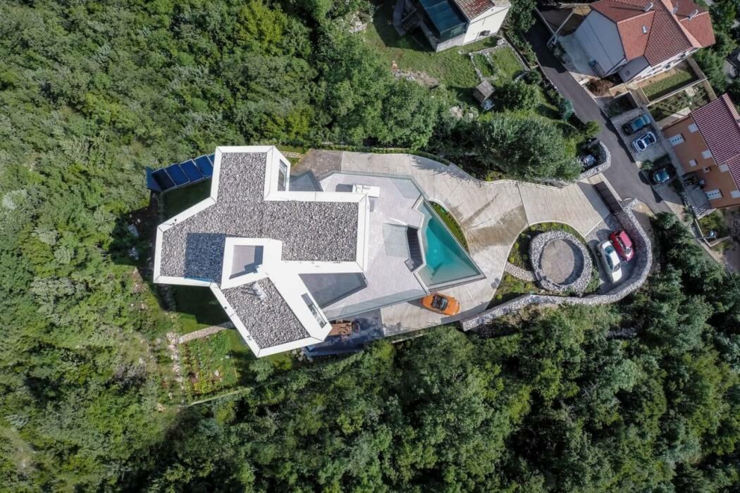 La propriété à l’architecture contemporaine vue depuis le ciel propriété de prestige architecture contemporaine