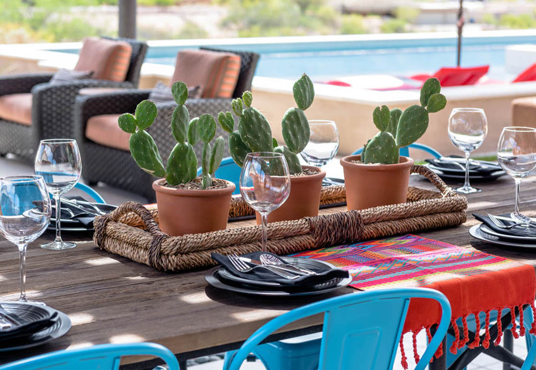 Une décoration sympa rehaussée par des tons vifs et chauds en équation avec le paysage environnant décoration de table manger dehors jardin piscine