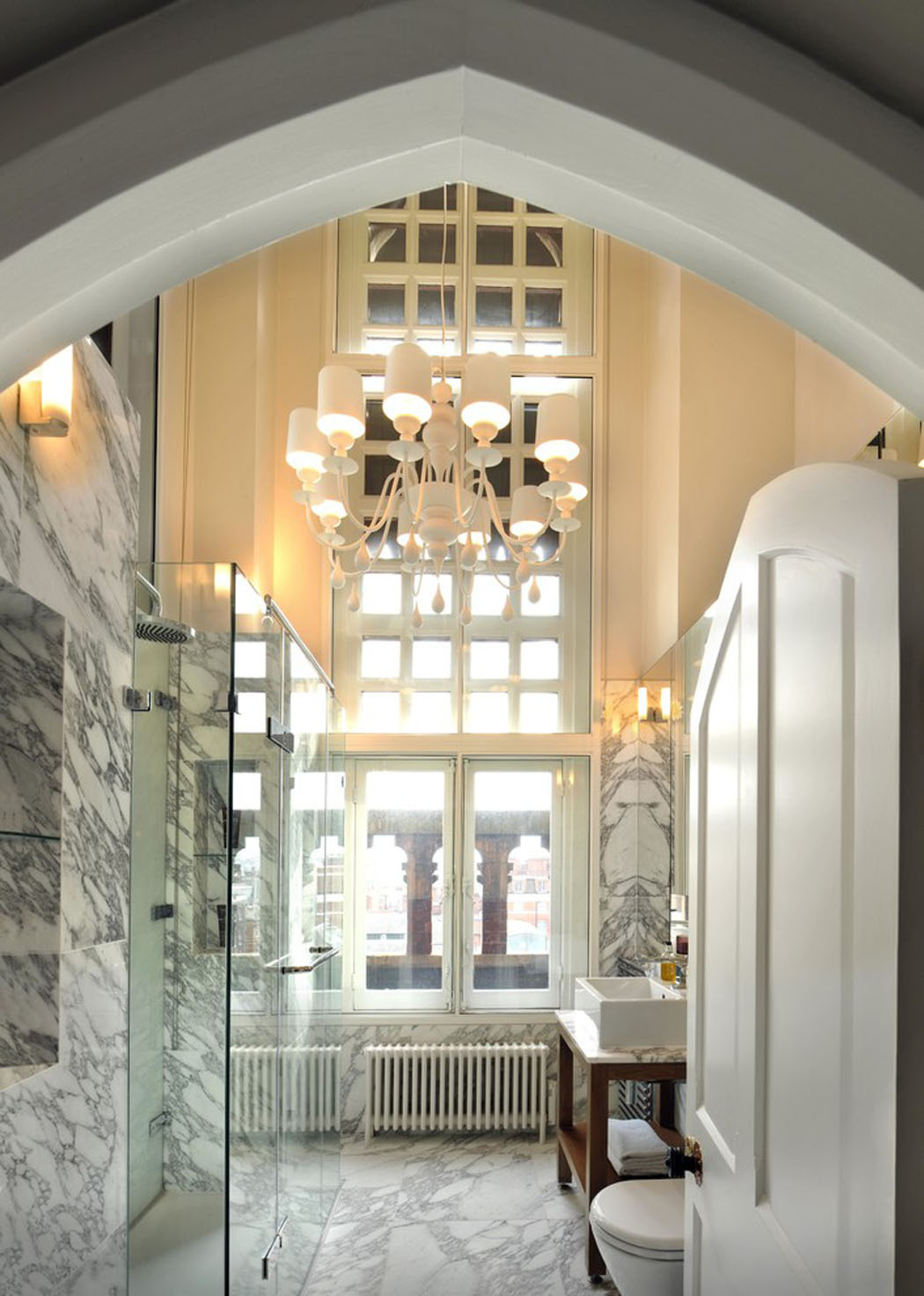 La seconde salle de bains en marbre à la disposition inversée tout comme sa suite salle de bain design marbre