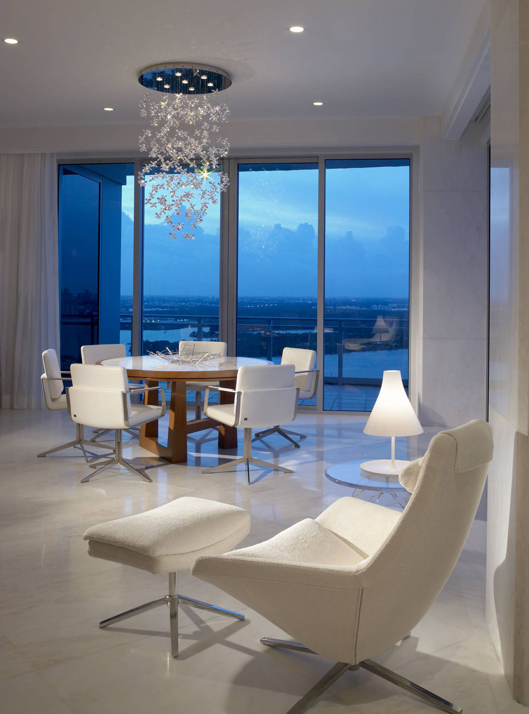Mobilier de luxe correspondant au design intérieur de standing de l’appartement salle à manger vue sur mer