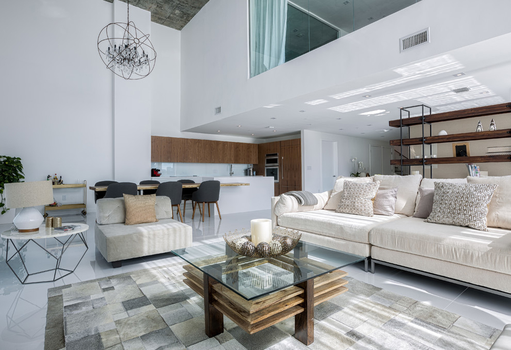 Coin séjour aux assises confortables dans des tons gris tendance appartement duplex au design élégant