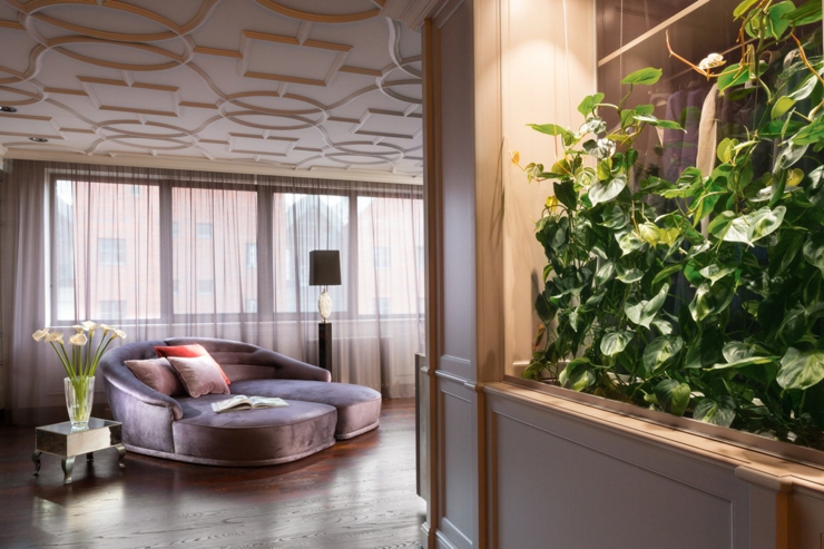 Belle méridienne double dans cette maison de luxe intérieur design luxueux mur végétal