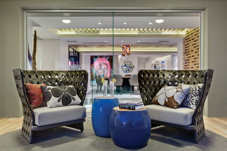 Le mobilier au design original apporte une touche chic à cet appartement avec vue fauteuils design kenneth cobonpue appartement de luxe
