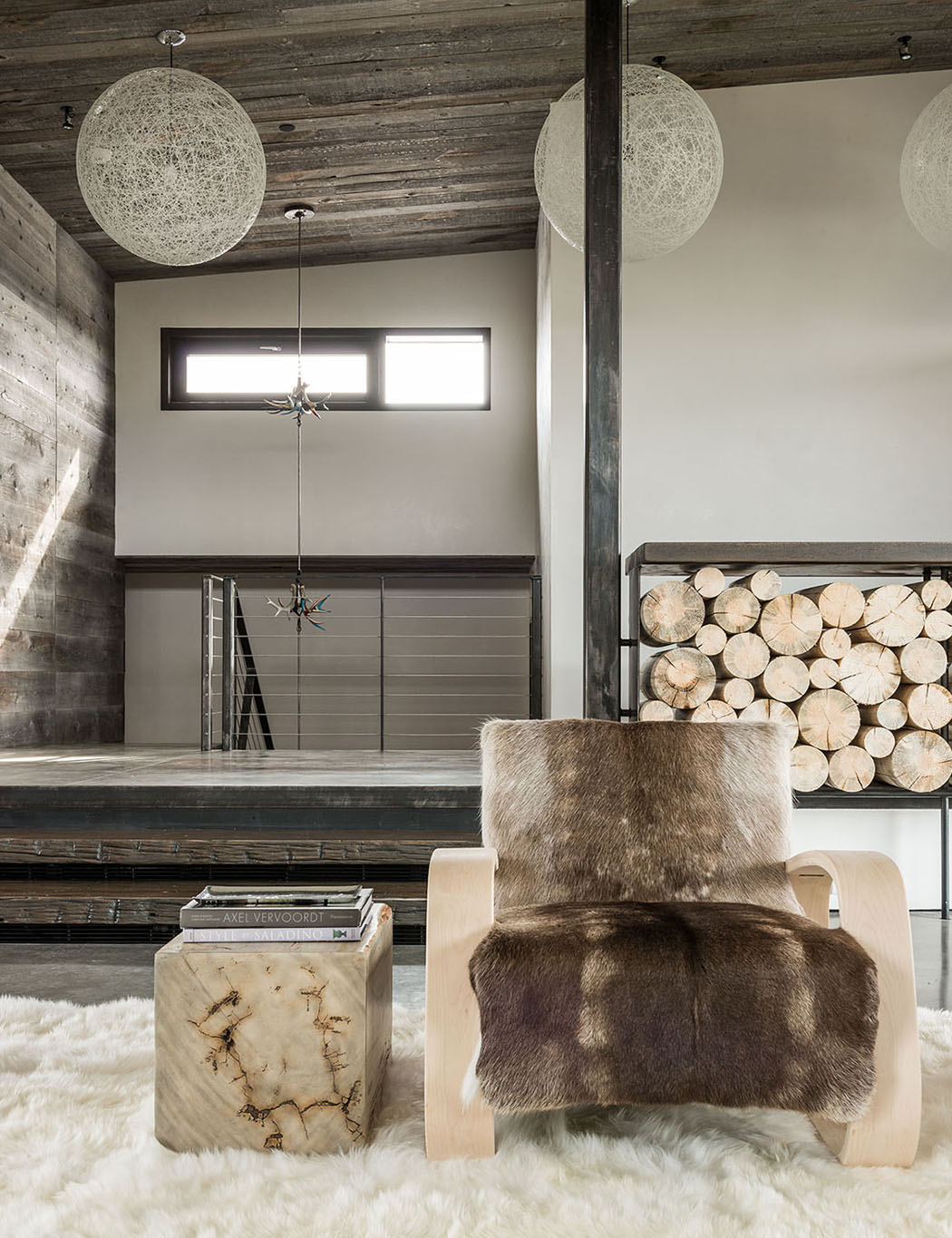 Un mobilier au design intéressant qui ajoute une touche original à cette maison rustique meuble design original bois fourrure