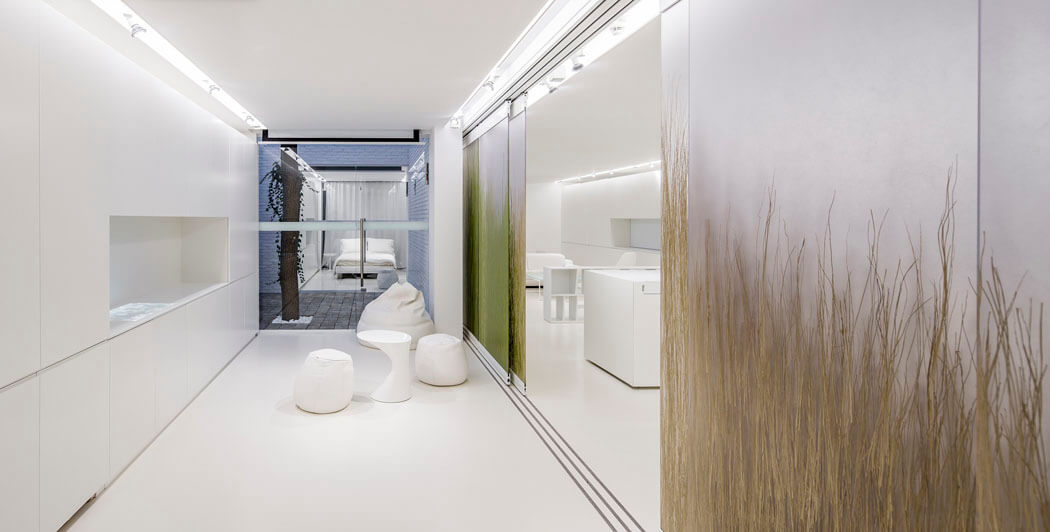 Un appartement design où la blancheur et le minimalisme jouent avec la lumière intérieur logement futuriste design appartement d'architecte