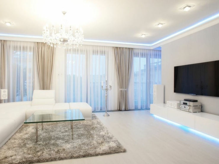 Grandes fenêtres pour un intérieur lumineux et une vue sur la ville ameublement élégant design blanc