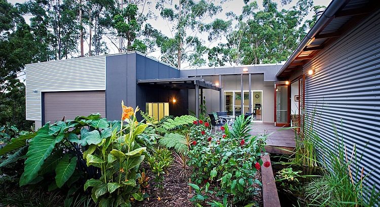 Jardin partie intégrante de la maison contemporaine demeure écologique australie
