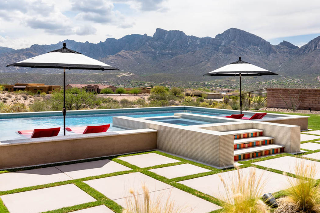 Piscine hors sol installée sur un petit terrain dans les environs de la ville de Phoenix piscine jacuzzi hors sol luxe