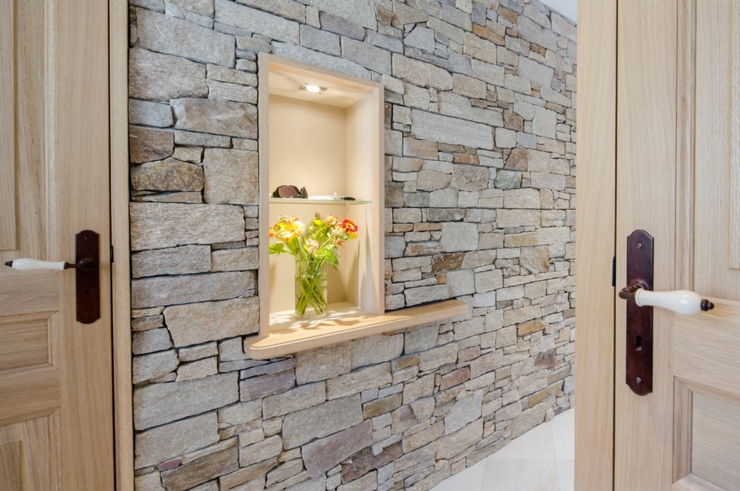 Mur en pierre et niche décorative près de l’entrée niche vide-poche entrée