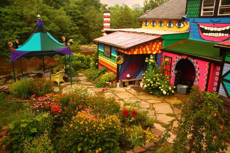 la terrasse aux dalles rustique et la maison originale