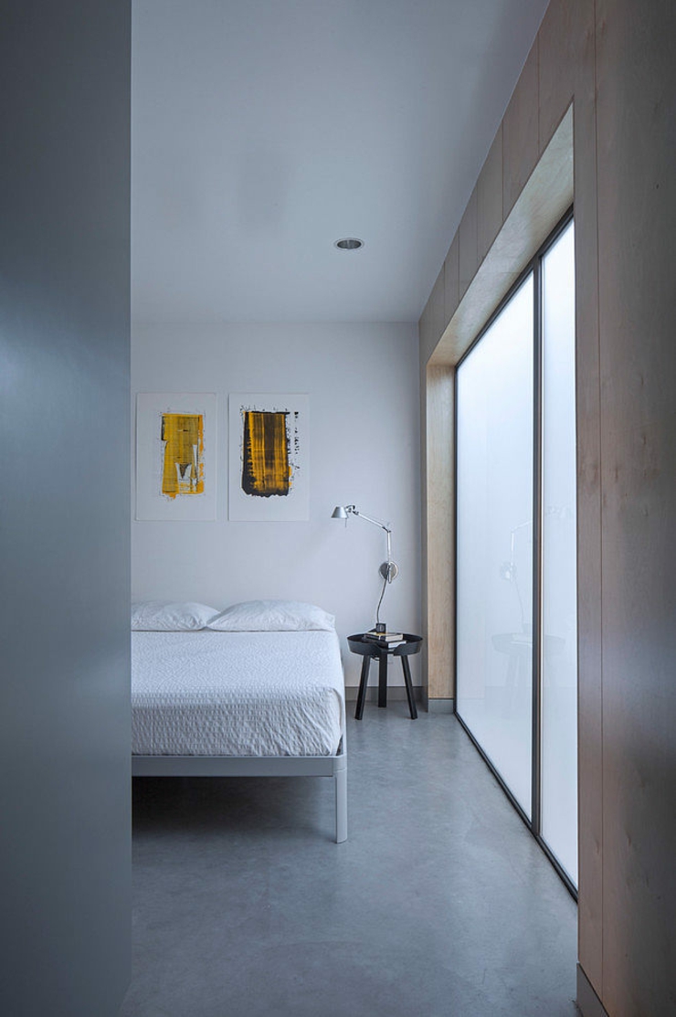 Coin de sommeil avec un lit et petit armoire petit logement de ville contemporain