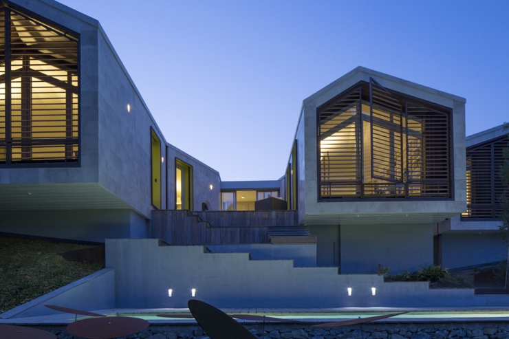 Vue de nuit de la façade de cette résidence unique extérieur maison contemporaine architecte