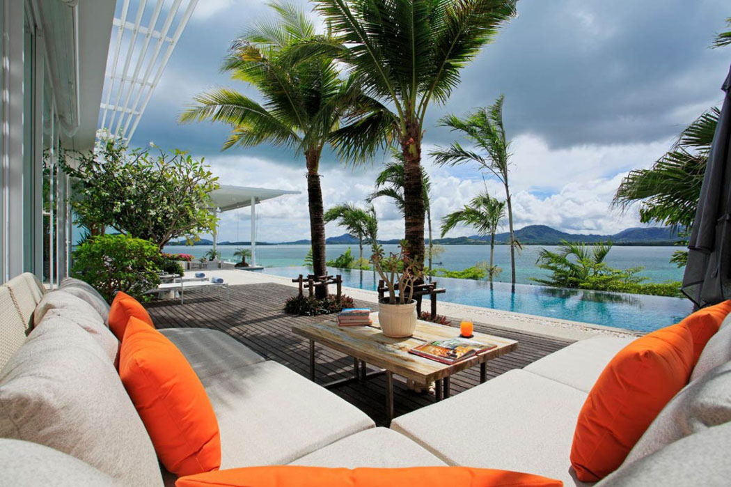 L’une des terrasses de cette villa de luxe offrant un magnifique panorama sur la mer exotique terrasse salon vacances exotiques luxe