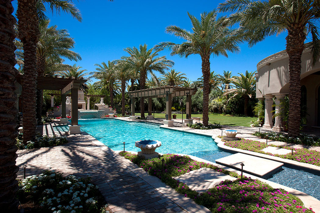 Les espaces outdoor de cette belle maison de prestige soigneusement dessinés et entretenus grande piscine outdoor de luxe maison familiale