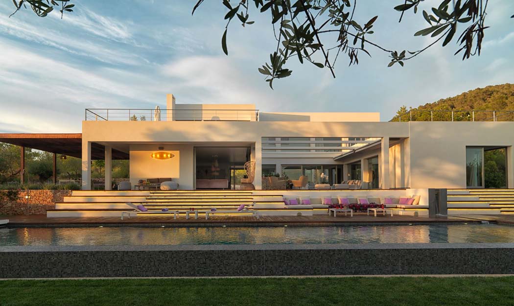 Avec ses multiples espaces extérieurs, cette villa de rêve devient un lieu hautement romantique au coucher du soleil résidence contemporaine de luxe vacances exotiques