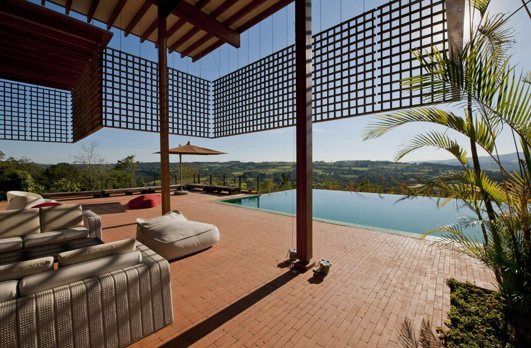La piscine et la terrasse couverte tout autour profitant d’une agréable ombre Belle terrasse et piscine panneaux ombragés