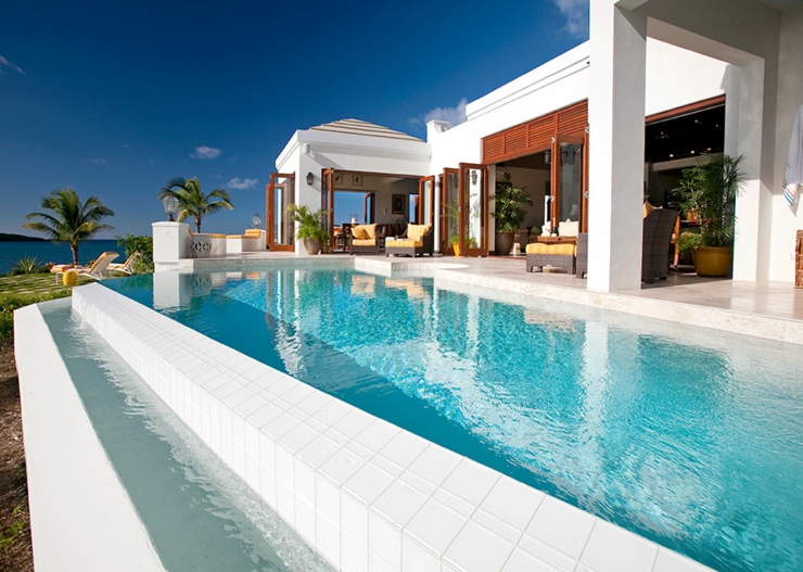 Piscine extérieure à débordement sur la terrasse location de vacances villa