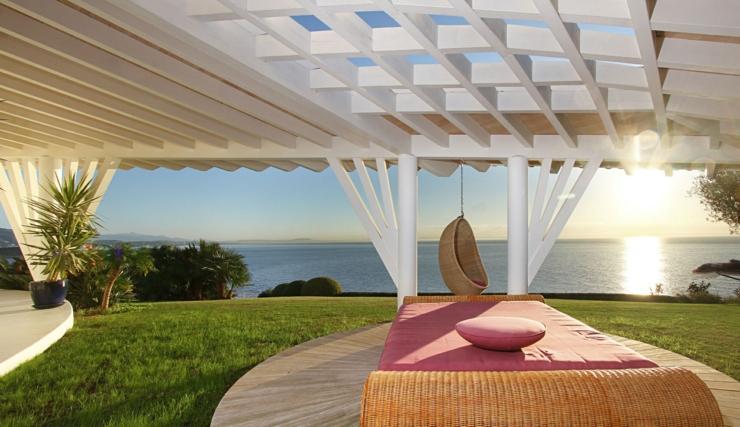Terrasse de cette belle demeure de vacances avec vue sur mer extérieur design luxe villa de vacances